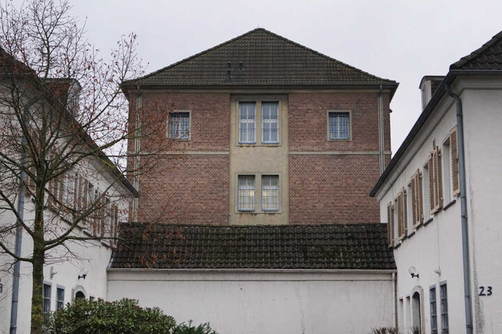 Mehrere Mitarbeiter der Justizvollzugsanstalt wurden wegen einer möglichen Rauchvergiftung vorsorglich ins Krankenhaus gebracht.