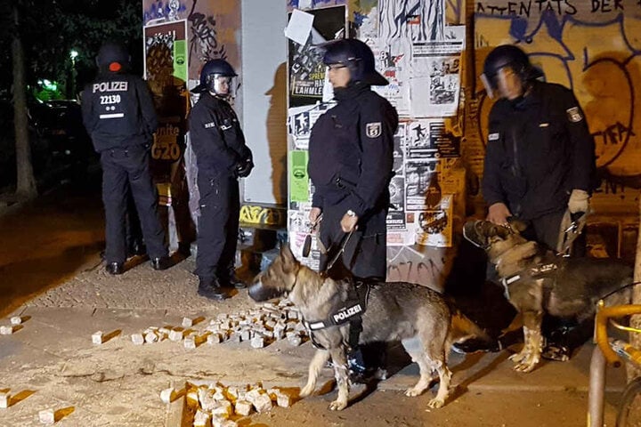 Die Beamten wurden mit Pflastersteinen und Flaschen beworfen.