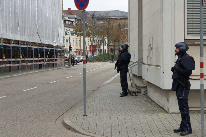 Polizisten stehen Wache vor dem Nachlassgericht in Karlsruhe.