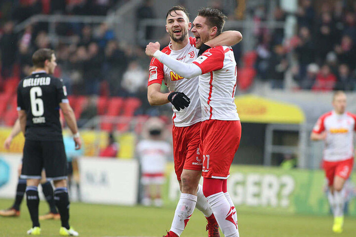 Jonas Nietfeld (r.) fühlt sich beim SSV Regensburg pudelwohl. Hier bejubelt er mit Benedikt Gimber einen Treffer.