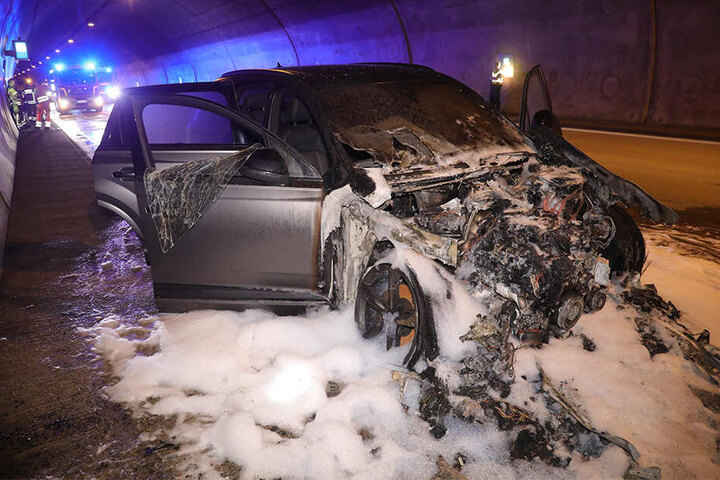 Ein Audi Q7 brannte komplett aus.