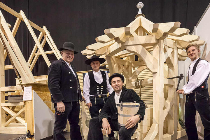 Die Zimmererinnung zeigt auf der Baumesse einen herrlichen Holzbrunnen für den
Garten