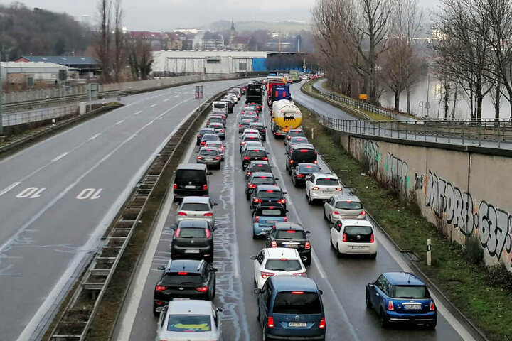 Ein Blick auf den kilometerlangen Stau auf der B14.