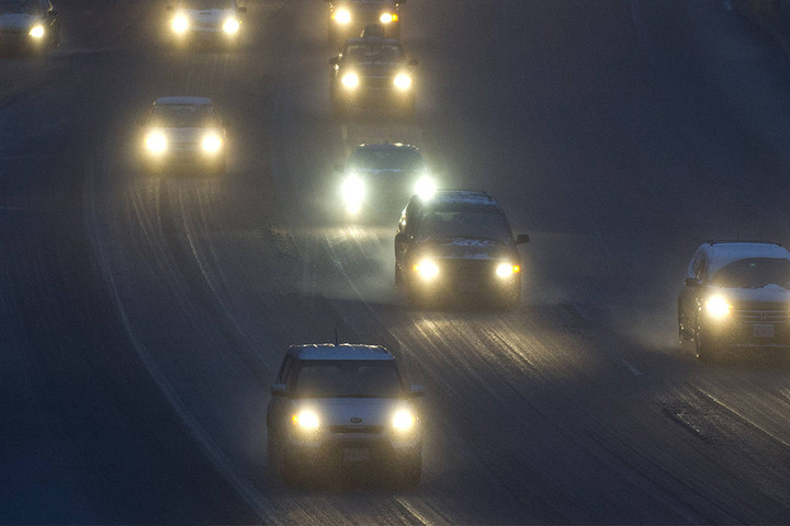 Vorsicht vor Neuschnee und Eis auf den Straßen.