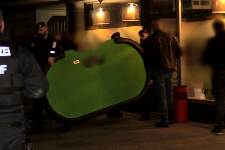 Bei den Durchsuchungen beendete die Polizei auch eine illegale Glücksspielrunde.