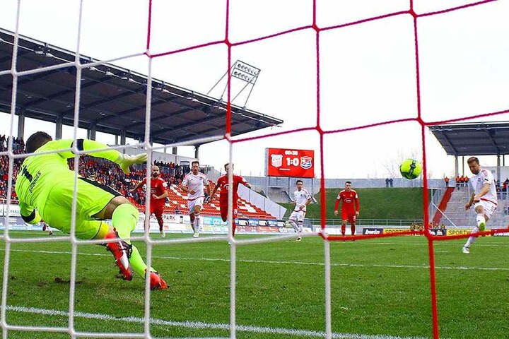 FSV-Keeper Johannes Brinkies hatte beim selbstverschuldete selbstverschuldeten Elfer gegen Stephan Hain keine Chance - das 1:1.