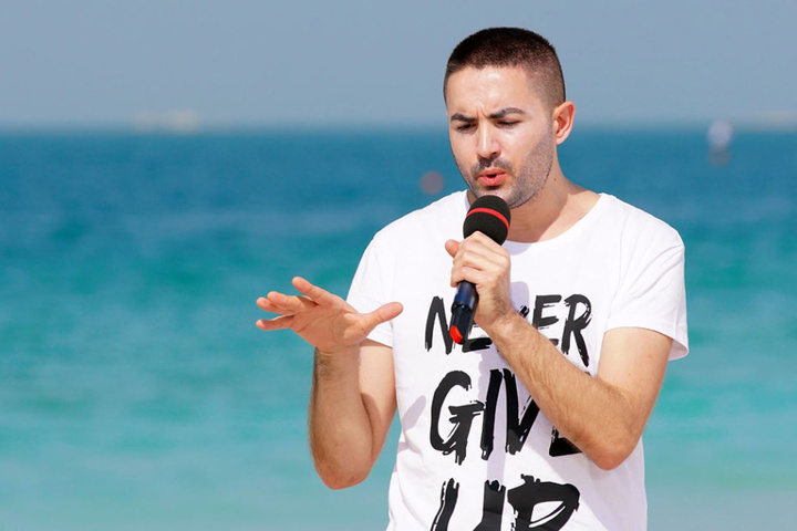 Mit Justin Timberlakes Mega-Hit "Can't Stop The Feeling!" will er Dieter und Co. überzeugen.