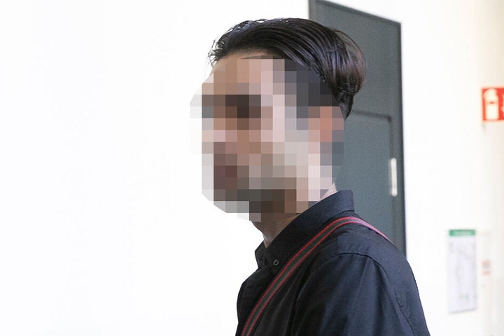 Sadeq B. (22) musste auf ein Autodach flüchten, um nicht von dem knapp 60 Kilo schweren Hund "Baxxter" gebissen zu werden.