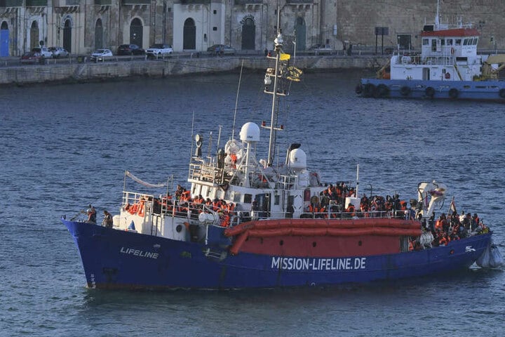 Das Flüchtlings-Rettungsschiff der deutschen Hilfsorganisation "Lifeline" erreicht den Hafen von Valletta.