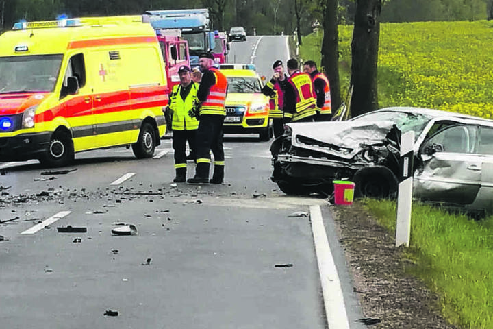 Bei dem schweren Zusammenprall ist eine Person gestorben.