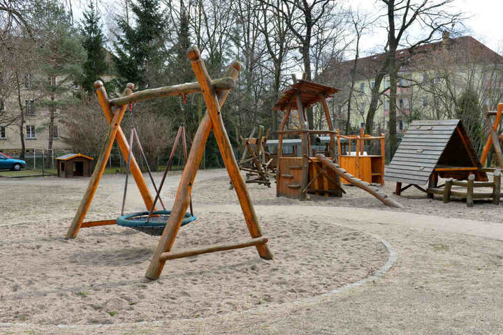 Der Spielplatz mit Kletterbereich an der Kindertagesstätte.