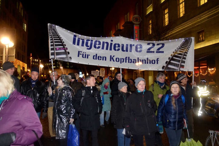 Zuvor war mit bis zu 2000 Teilnehmern gerechnet worden.