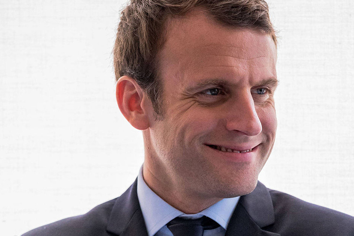 Emmanuel Macron liegt laut einer aktuellen Umfrage vorn.