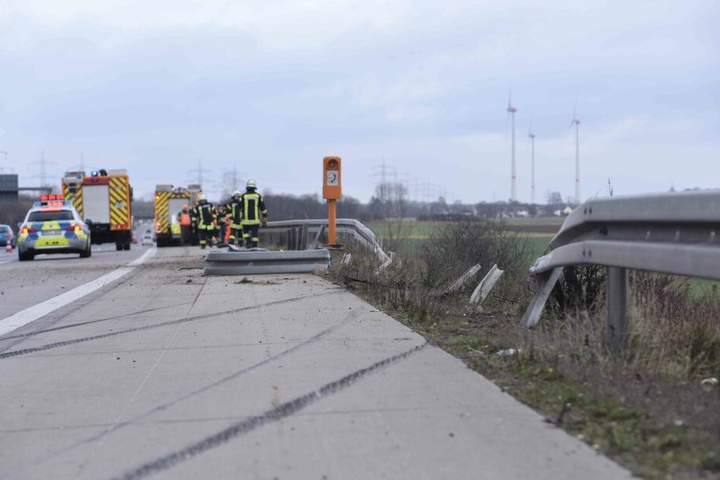 Das Auto war zuvor durch eine Schutzplanke gekracht.