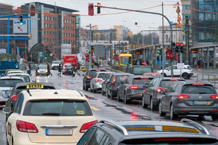 Der Verkehr wird dichter und verwirrender - viele Autofahrer sind überfordert.