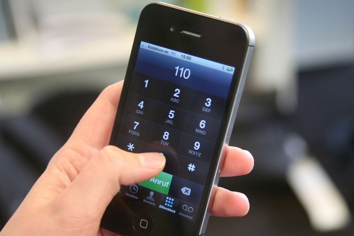 Weil er kein Handynetz hatte, musste sich der Mann vom Unfallort entfernen, um den Notruf abzusetzen. (Symbolbild)