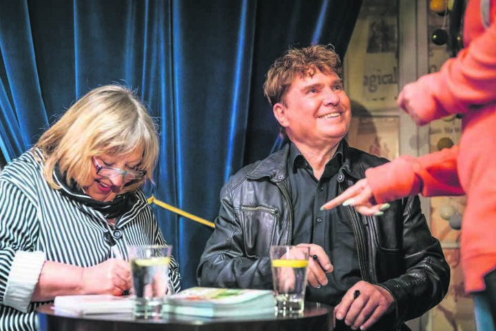 DDR-Star Frank Schöbel (76) und "Lütte" Angelika Mann (69) signierten nach der Vorstellung die neue Doppel-CD "Die Legende vom heißen Sommer".
