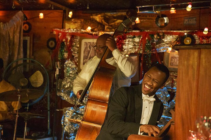 Dr. Don Shirley (r., Mahershala Ali) ist ein großartiger Pianist, der die Herzen der Menschen mit seinem kunstvollen Spiel bewegt.