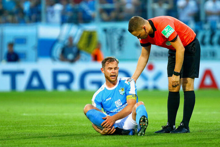 Tobias Müller kämpfte wie seine Mitspieler bis zum Umfallen, bekam in dieser Szene sogar Trost von Schiedsrichter Robert Kampka.