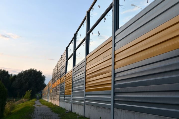 Eine 600 Meter lange Lärmschutzwand wird an der A2 errichtet. (Symbolbild)