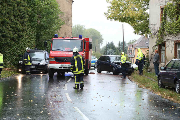 Polizei, Rettungswagen und Feuerwehr im Einsatz auf der B6.