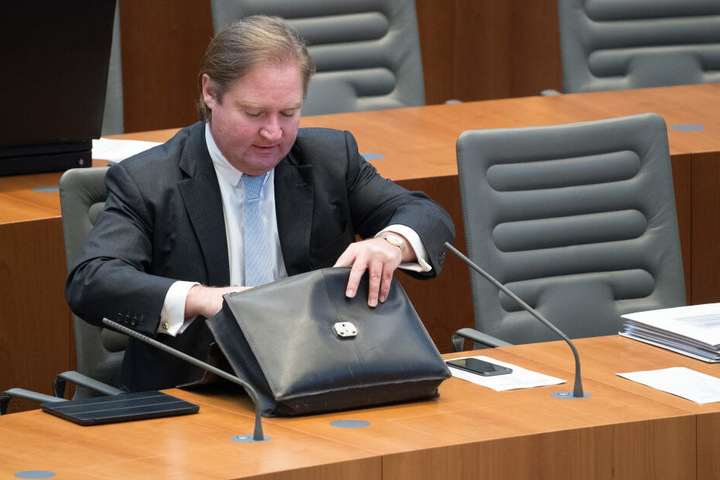 NRW-Finanzminister Lutz Lienenkämper (49) erwartet insgesamt für 2019 ein Steuerplus.