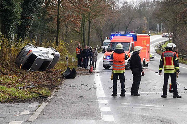 Der Audi A6 Avant wurde auf das Dach geschleudert.
