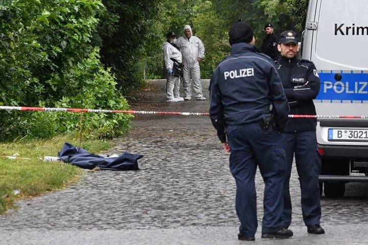 Die Leiche lag versteckt in der Nähe eines Bahndammes.