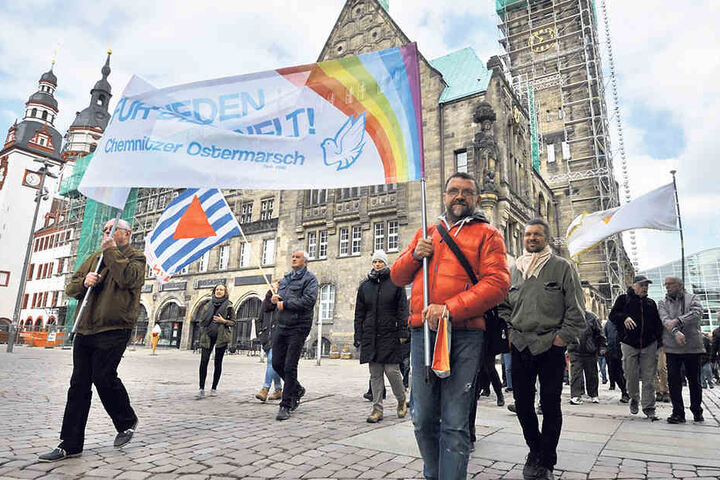Rund 200 Teilnehmer
brachen am Rathaus
zum 28. Chemnitzer
Ostermarsch auf.