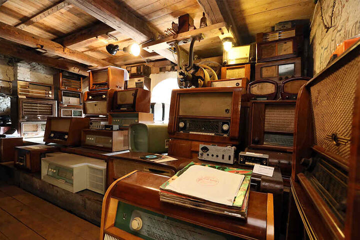Um mehr Platz für seine Radios zu bekommen, hat Berthold Grenz seine Scheune ausgebaut.
