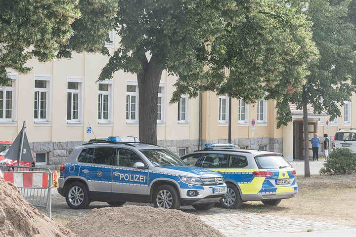Vor dem Gebäude des Statistischen Landesamtes hielt die Polizei die Stellung.