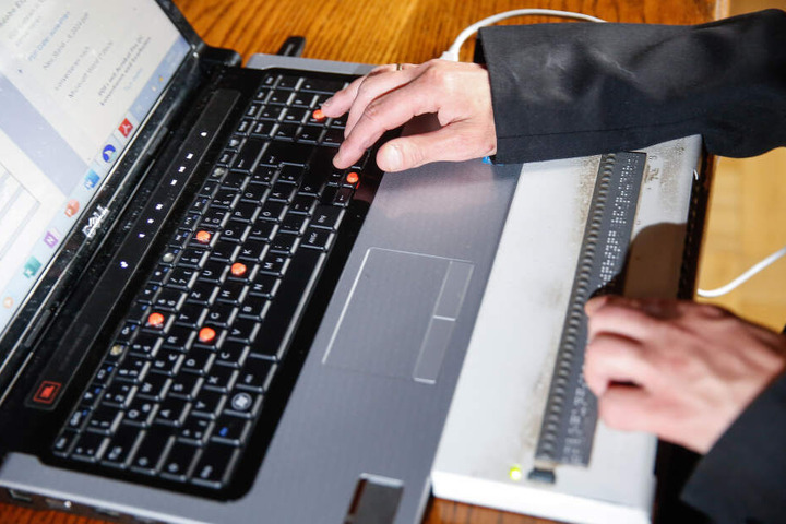 Technische Hilfsmittel unterstützen den dreifachen Vater bei seiner Arbeit als Stadtrat. Deshalb hat er seinen Laptop immer dabei.