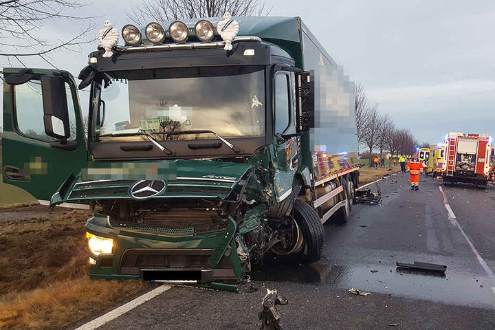 Der VW war frontal in einen Lkw gekracht.