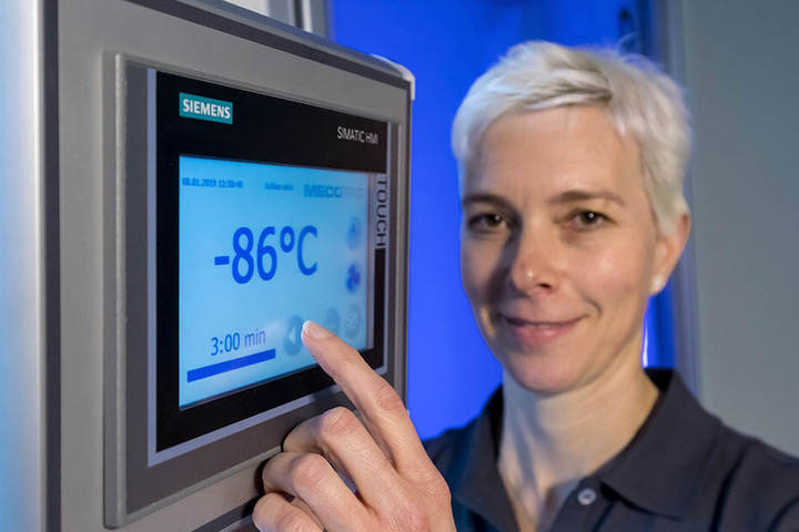 Hier steht's Blau auf Weiß: In der Kammer herrschen minus 86 Grad.