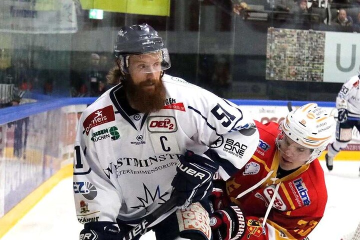 Eislöwen-Kapitän Thomas Pielmeier (l.) stemmte sich hier nicht nur gegen den Kaufbeurer Daniel Haase sondern auch erfolgreich gegen die Niederlage.