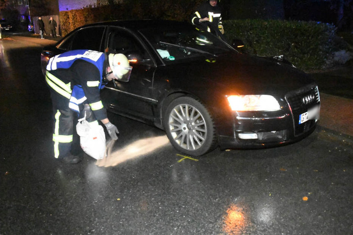 Die Feuerwehr streute ausgelaufene Betriebsstoffe ab.