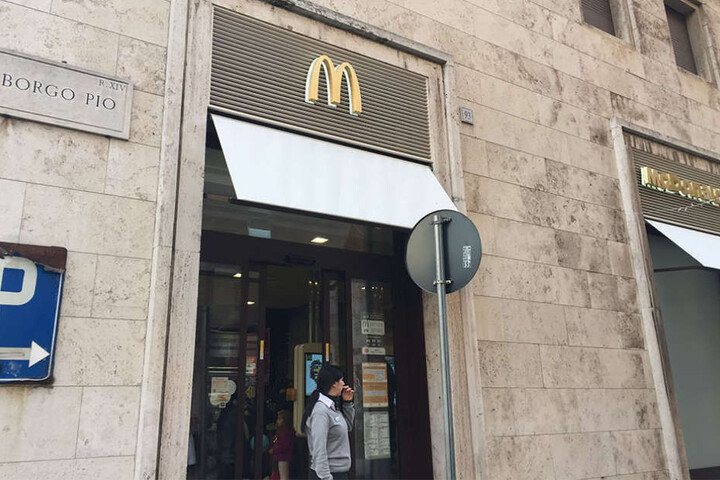 Die erste McDonald's-Filiale direkt am Vatikan.