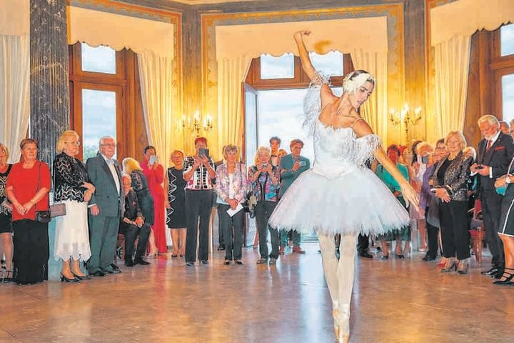 Als Hommage an seine erste Kundenreise nach Dresden tanzt eine Ballerina der Semperoper.