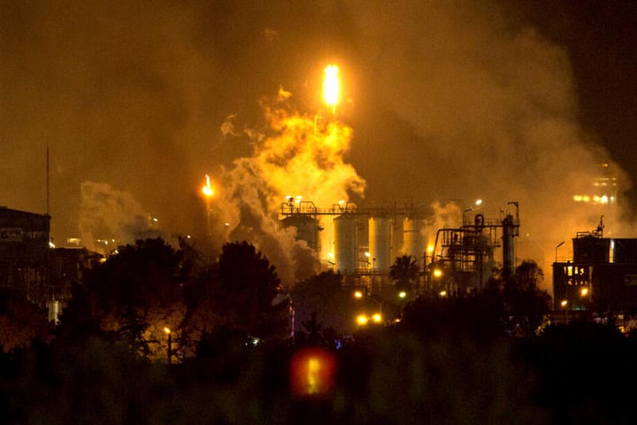 Rauch steigt nach einer Explosion in einem Chemiepark in der Nähe der nordostspanischen Hafenstadt Tarragona auf.