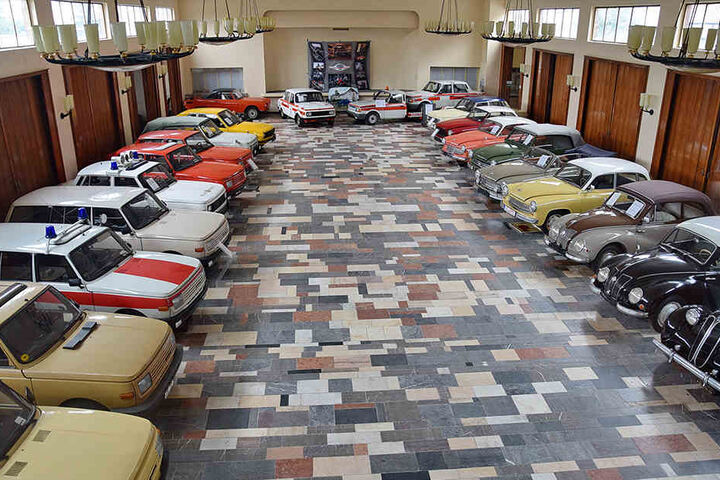 Besonderer Hingucker: Die Oldtimer in der Ostkantine des ehemaligen Automobilenwerkes.