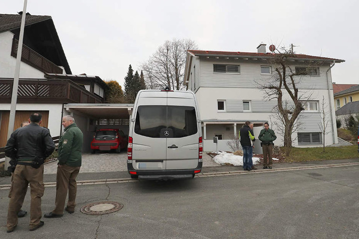 Die Hintergründe zum Tod der drei Personen ist bisher noch nichts bekannt.