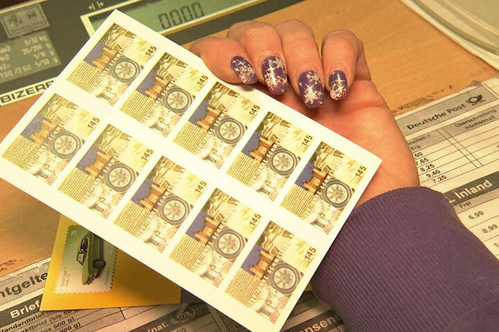Auf Briefmarken im Wert von 20.000 Euro hatten es die Einbrecher bisher abgesehen.