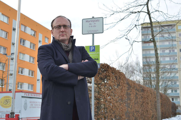 SPD-Stadtrat Jörg Vieweg (47) kämpft für den Erhalt der kleinen Wochenmärkte - auch am Ikarus in Helbersdorf.