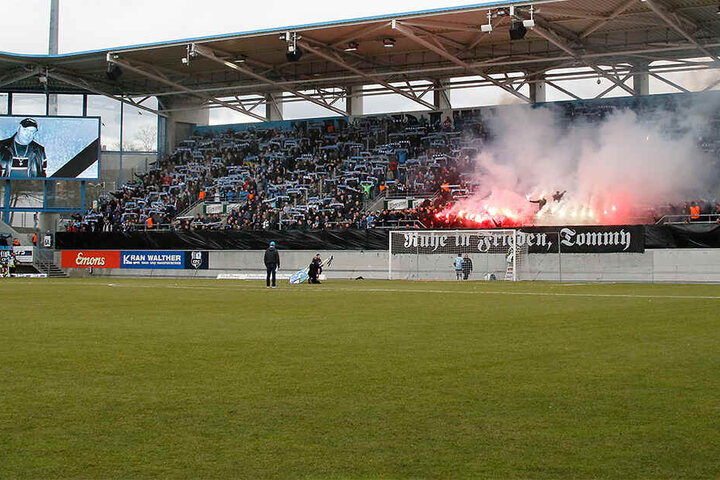CFC-Fans ehrten den verstorbenen Thomas Haller mit einer aufwendigen Choreografie, auf der Stadionleinwand wurde Hallers Foto gezeigt.