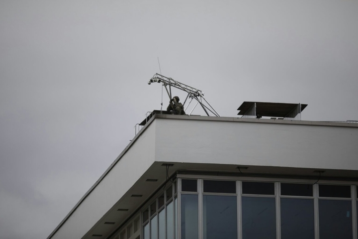Scharfschütze auf dem Kulturpalast.
