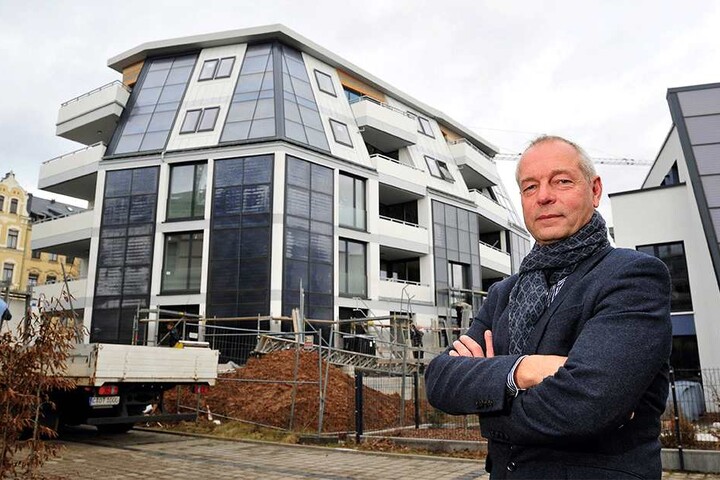 Fasa-Vorstand Ullrich Hintzen (64) am ersten Solardomizil auf dem Sonnenberg.