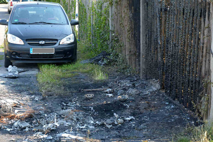 Das hinter dem Chevrolet parkende Fahrzeug bekam Rußpartikel ab.