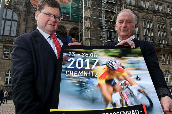 Roland Kaiser (77,l.) vom Polizeisportverein und Sportbürgermeister Philipp Rochold (54, parteilos) zeigen eine der neuen Plakate, die bald überall in der City hängen.