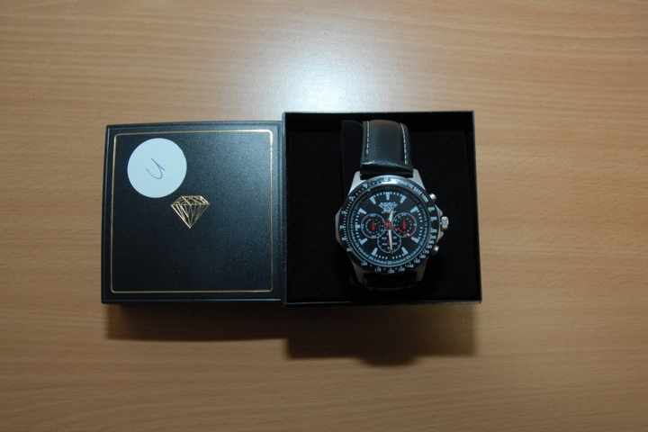 In einem schwarzen Kästchen mit Diamantaufdruck befand sich diese Uhr.