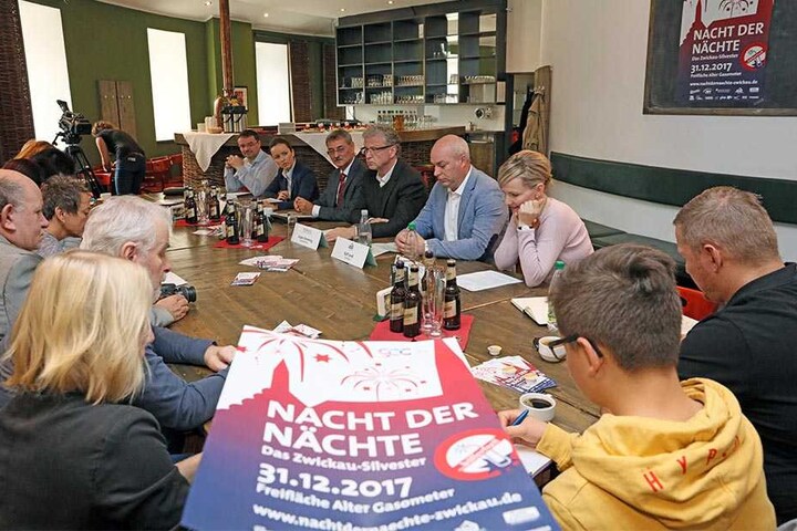Jürgen Flemming (rechts: 4.v.l.), Geschäftsführer der Kultour-Z GmbH in Zwickau, kündigte ein überragendes Feuerwerk an.